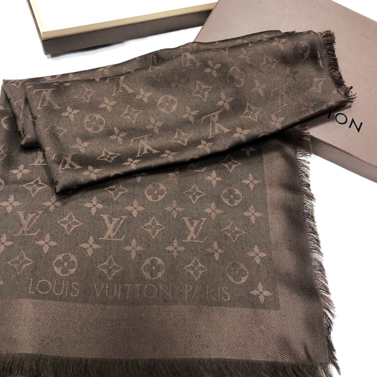 Палантин LOUIS VUITTON размер 130/130 цена 23 078 руб /в коробке/ 