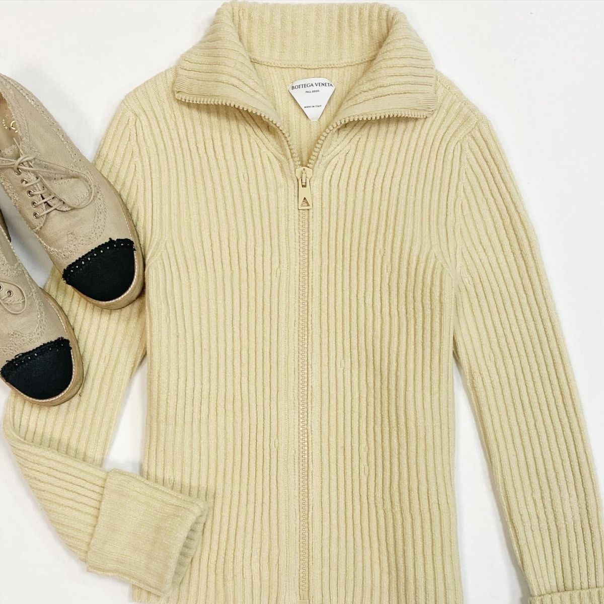 Кофта Bottega Veneta размер M цена 18 463 рубБотинки Chanel размер 39.5 цена 23 078 руб