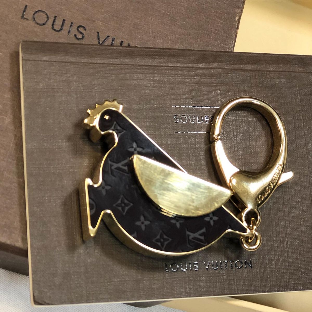 Брелок Louis Vuitton  цена 7 693 руб 