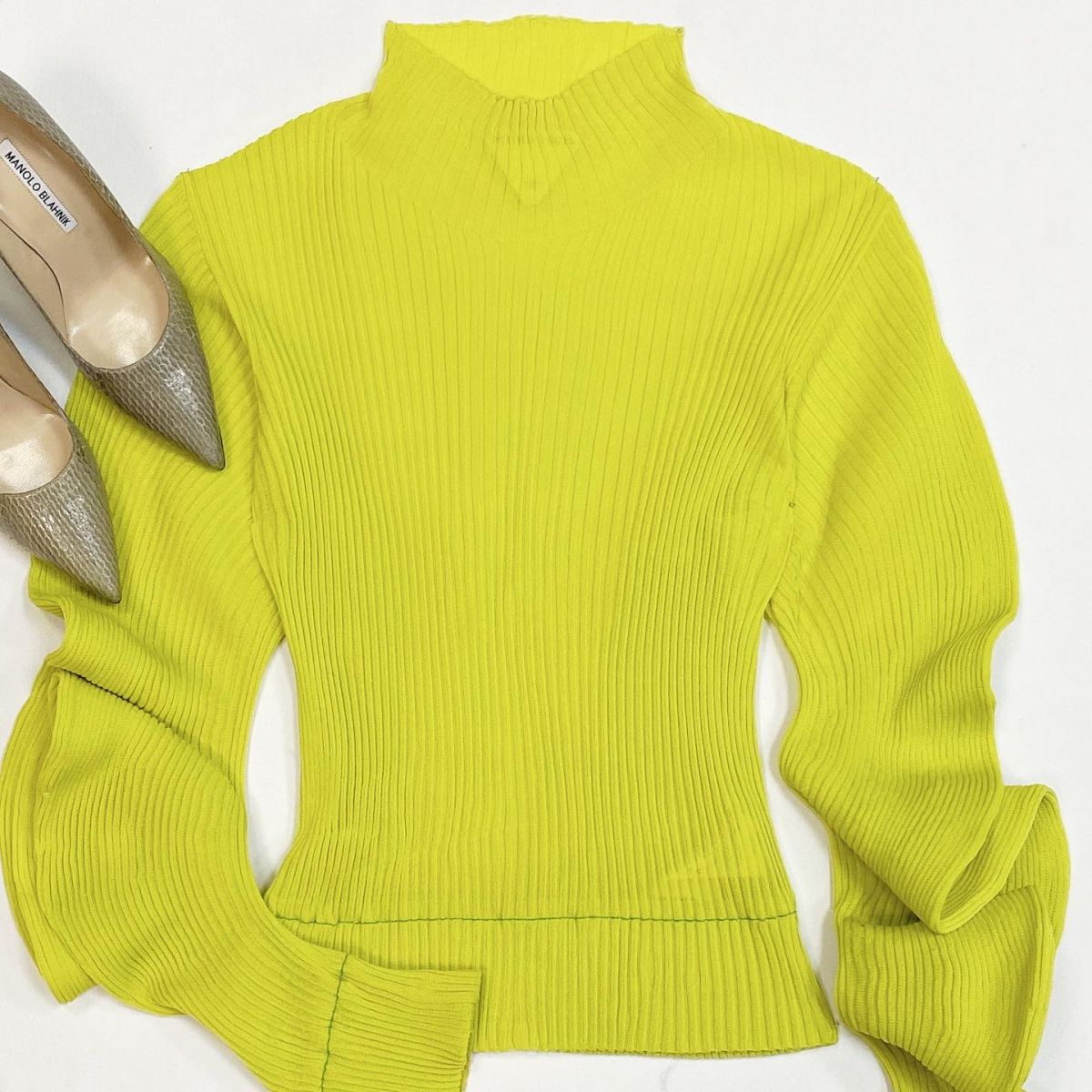 Кофта Bottega Veneta размер M цена 23 078 рубТуфли Manolo Blahnik размер 36.5 цена 26 155 руб