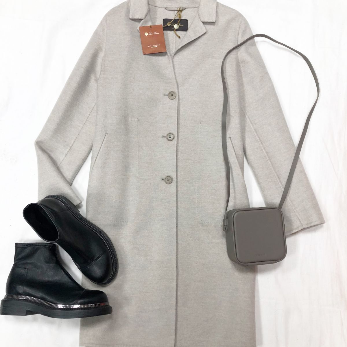 Пальто LORO PIANA размер 38 цена 84 616 руб /с ценником/ 
Ботинки My Grey размер 36 цена 7 693 руб 
Сумочка FETICH
