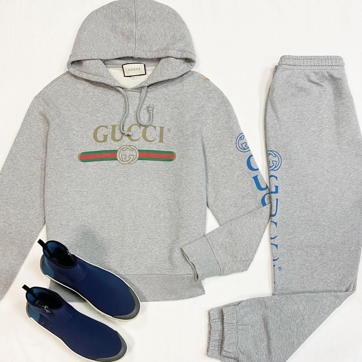 Костюм Gucci размер M цена 18 462 рубБотинки Prada размер 43 цена 15 385 руб