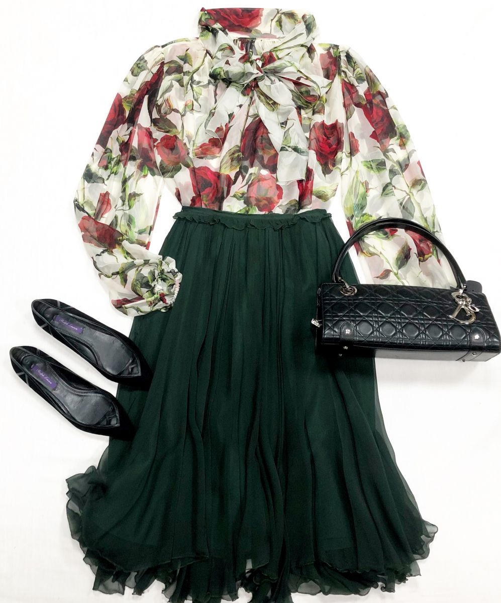 Блузка Dolce Gabbana размер 42 цена 7 828 руб
Юбка Rochas размер 40 цена 10 959 руб
Балетки Ralpn Lauren размер 38.5 цена 23 483 руб
Сумка Christian Dior