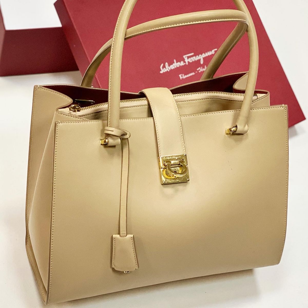 Сумка Salvatore Ferragamo размер 32/23 цена 38 463 руб 