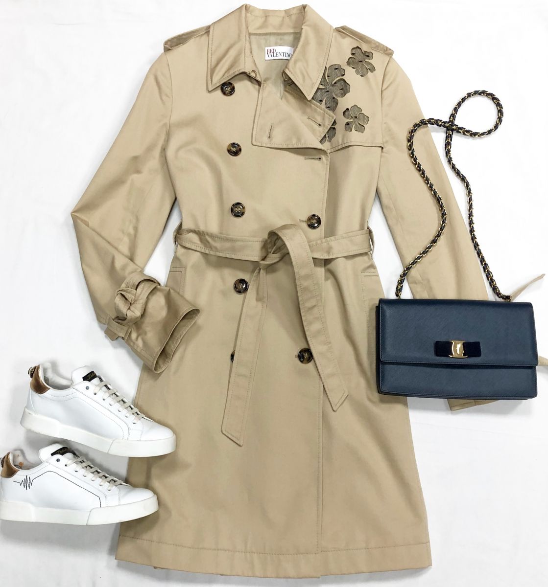 Плащ Red Valentino размер 46 цена 15 385 руб
Кеды Dolce Gabbana размер 36 цена 18 462 руб
Сумка Salvatore Ferragamo 
