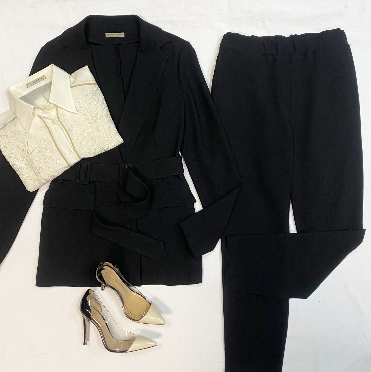Костюм Bottega Veneta размер 42 цена 26 155 руб
Рубашка Etro размер 46 цена 4 616 руб
Туфли Gianvito Rossi размер 36.5 цена 10 770 руб