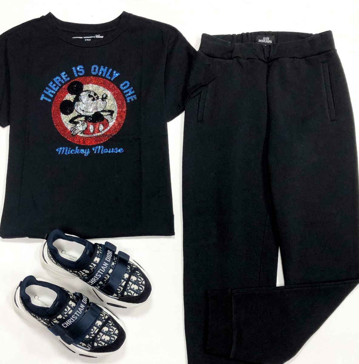 Футболка /камни/ Alexander Terekhov размер 46 цена 4 697 руб
Брюки Катя Dobrяkova размер M цена 4 697 руб
Кроссовки Christian Dior размер 38.5 цена 46 965 руб