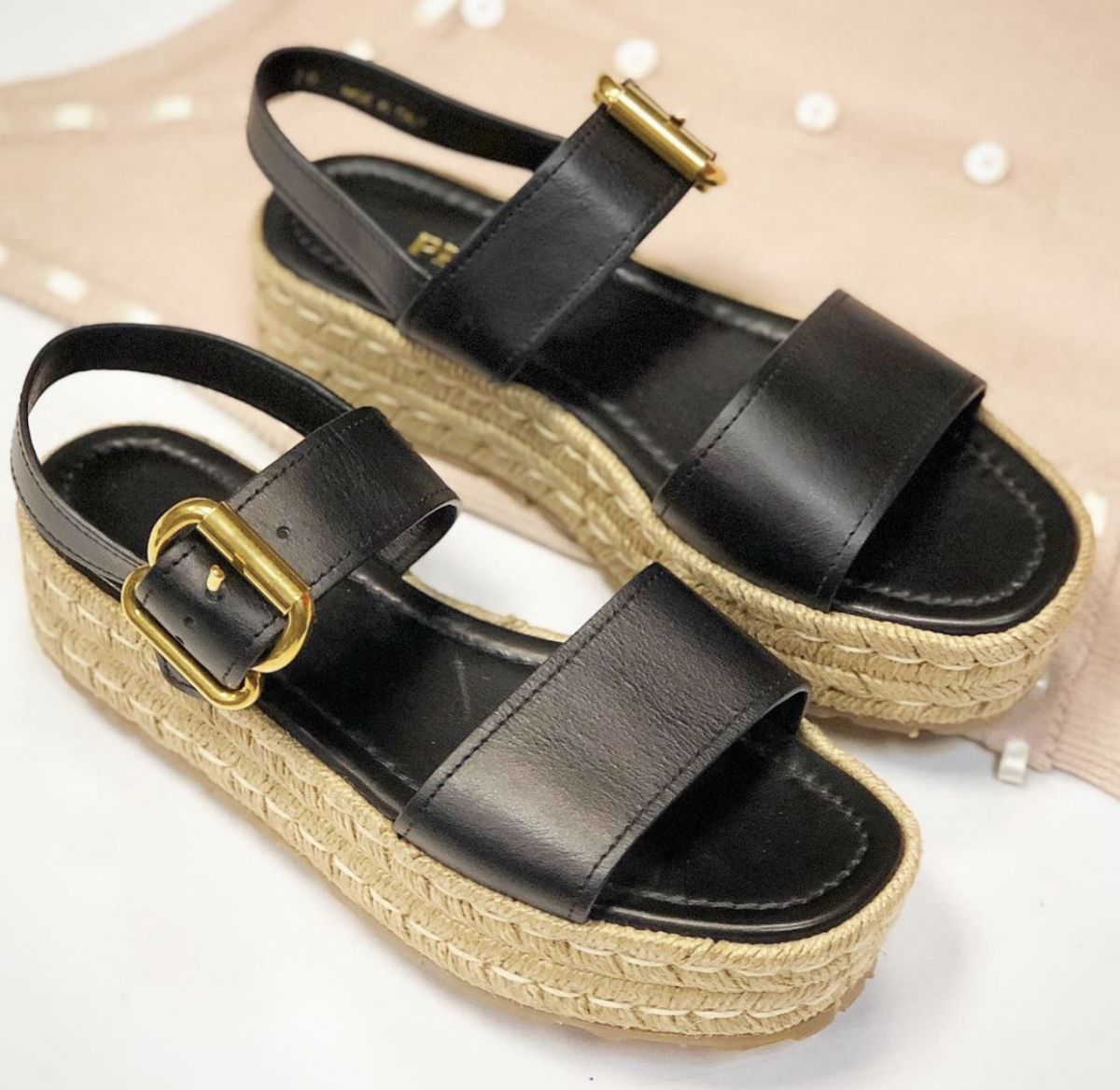 Босоножки Prada  размер 38 цена 15 385 руб / новые /