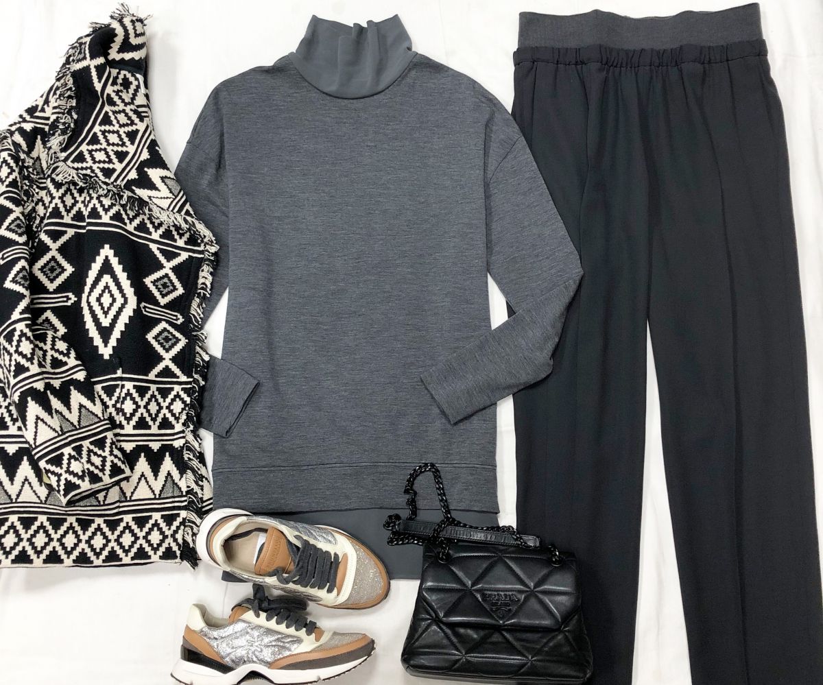 Кофта Brunello cuccinelli размер M цена 14 090 руб 
Брюки Fabianna Filippi размер S цена 46/L цена 7 828 руб 
Кроссовки Brunello Cuccinelli размер 37 цена 23 483 руб  сумочка Prada