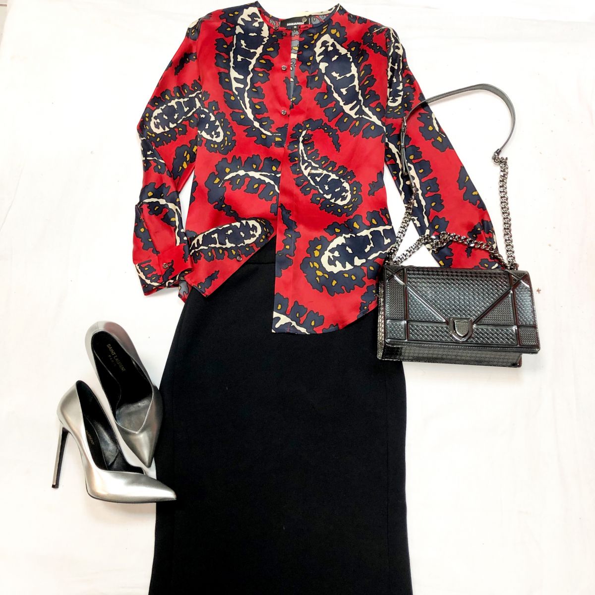 Рубашка DSQUARED размер 38 цена 6 154 руб 
Юбка EMPORIO ARMANI размер S цена 1 539 руб 
Туфли SAINT LAURENT размер 39 цена 18 462 руб 
Сумка Christian Dior