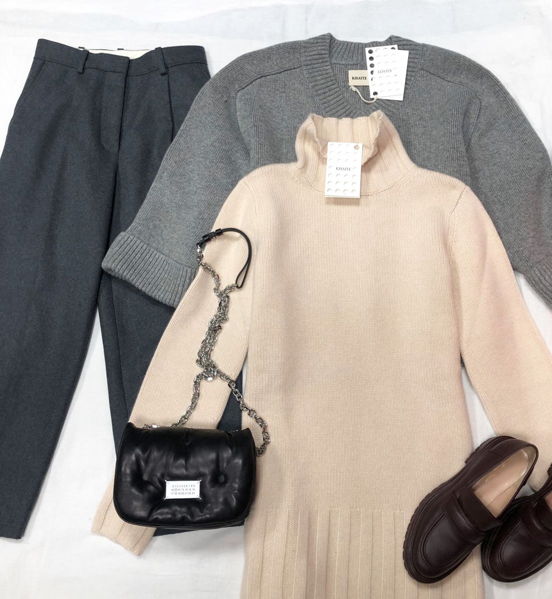 Свитера /кашемир/ KHATE размер XS цена по 62 620 руб /новые с ценником/ 
Брюки ACNE STUDIO размер S цена 10 959 руб 

Лоферы GIANVITO ROSSI размер 40 цена 31 314 руб 
Сумочка MARGIELA