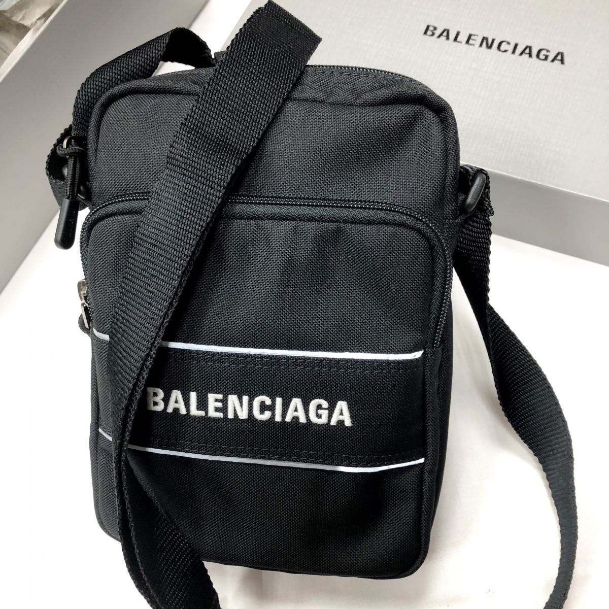 Сумочка BALENCIAGA 
Размер 15/22 
Цена 39 138 руб /новая/