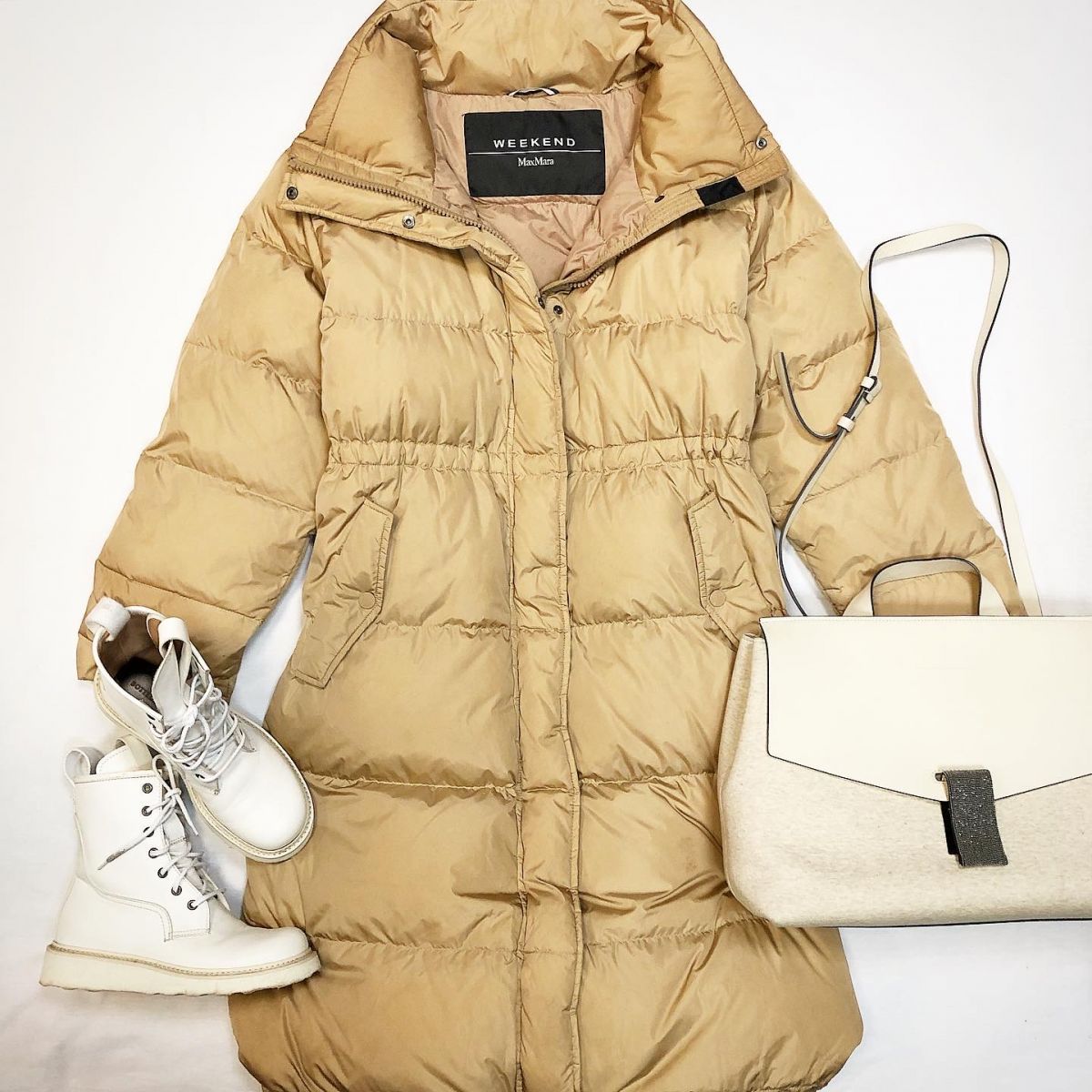 Пуховик Max Mara  размер 46 / 50 / цена 46 155 руб Ботинки Bottega Veneta  размер 37 цена 27 693 руб 
Сумка Brunello Cucinelli 