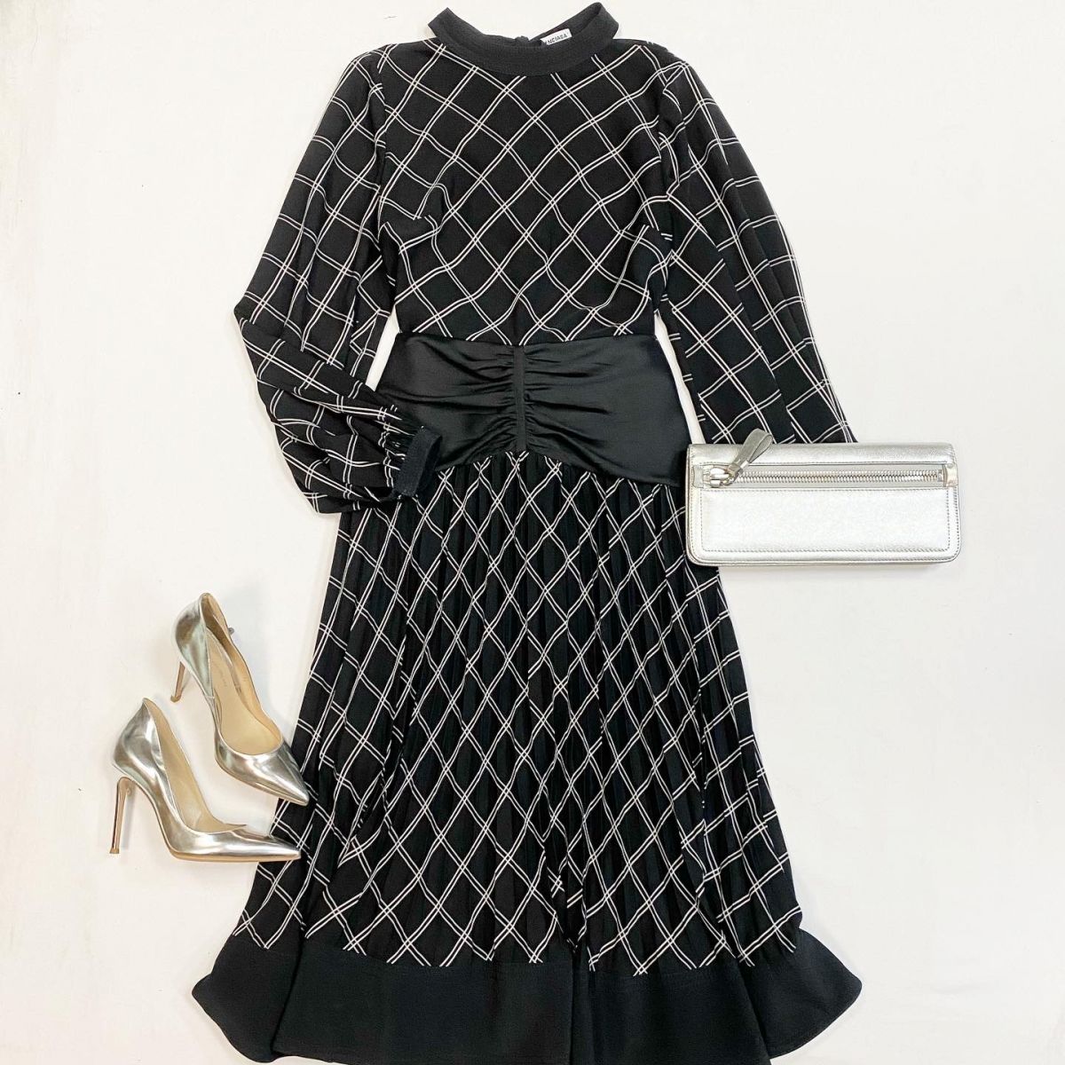 Платье Balenciaga размер 40 цена 20 000 рубТуфли Gianvito Rossi размер 36 цена 10 770 рубКлатч Tom Ford
