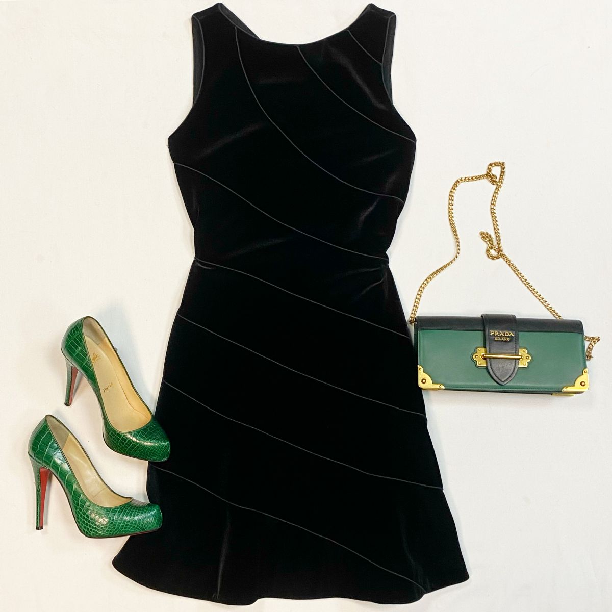 Платье /бархат/ Armani размер 42 цена 7 693 рубТуфли Louboutin размер 38 цена 27 693 рубКлатч Prada