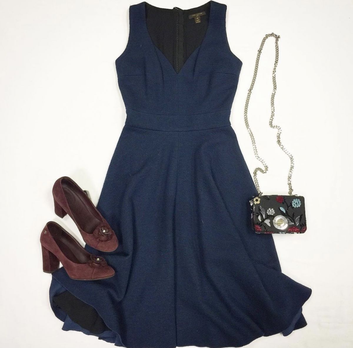 Платье Louis Vuitton размер36 / 42 / цена 23 077 рубТуфли Chanel  размер 39 цена 15 385 руб Сумка Rochas 