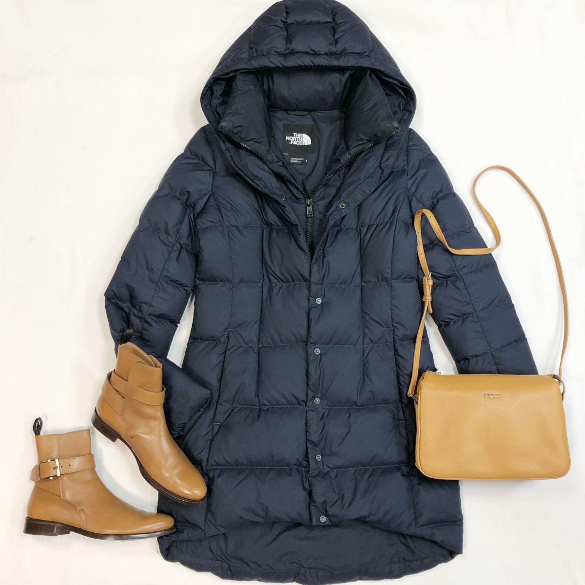 Куртка Thenorthface размер S цена 10 770 рубБотинки Ballantine размер 36 цена 13 847 рубСумка Dkny