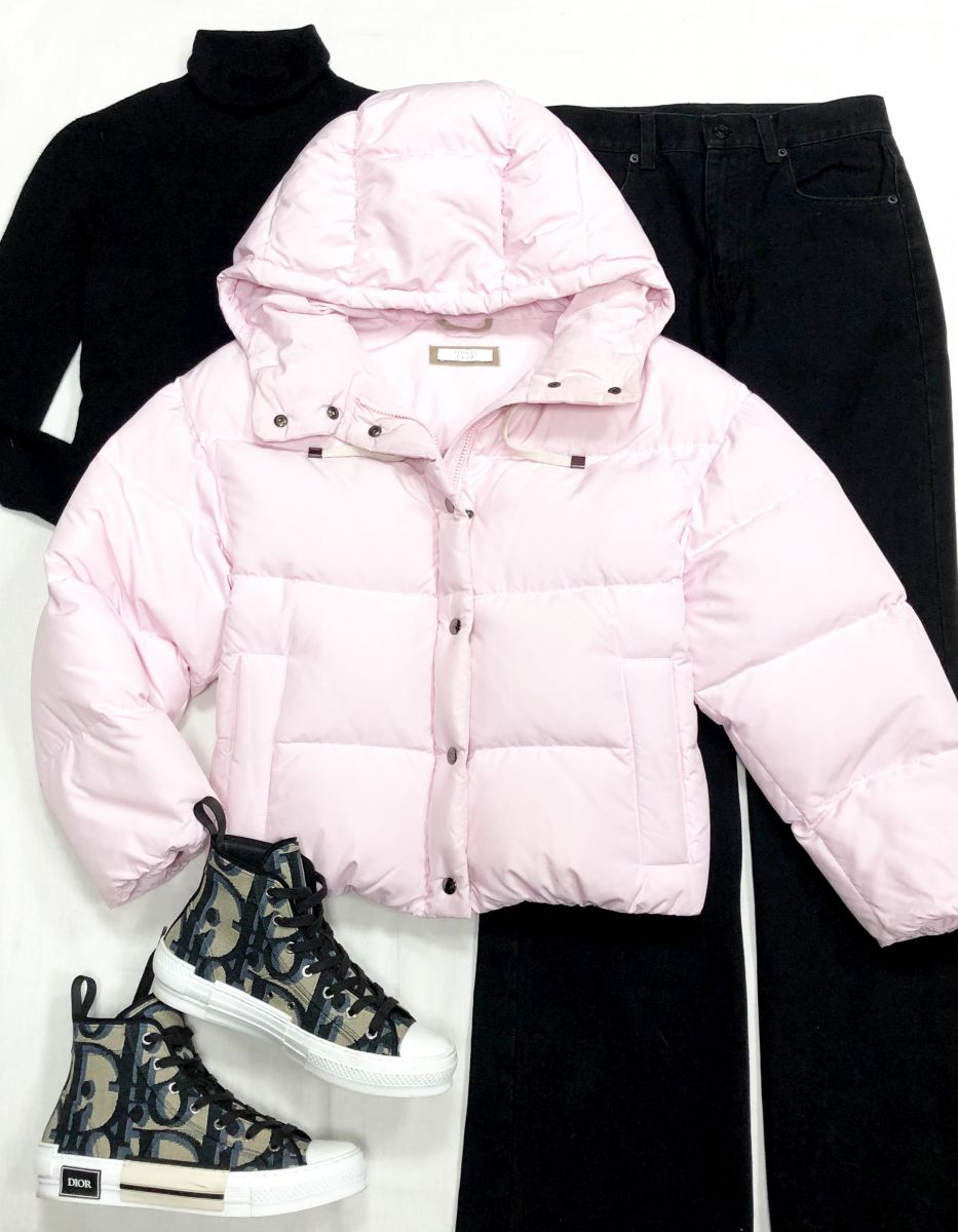 Джинсы Balenciaga размер L цена 23 483 руб
Водолазка Prada размер 38 цена 10 959 руб
Пуховик Peserico размер 40 цена 23 483 руб
Кеды Christian Dior размер 40 цена 46 965 руб