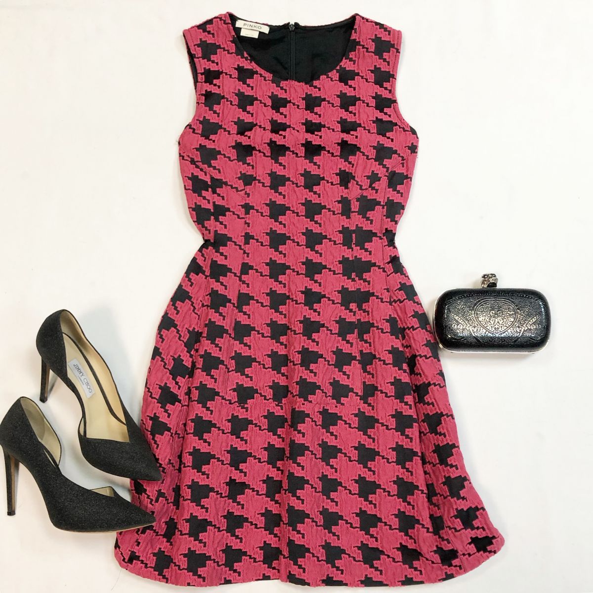 Платье Pinko размер 40 цена 4 616 рубТуфли Jimmy Choo размер 40 цена 12 308 рубКлатч Alexander McQueen