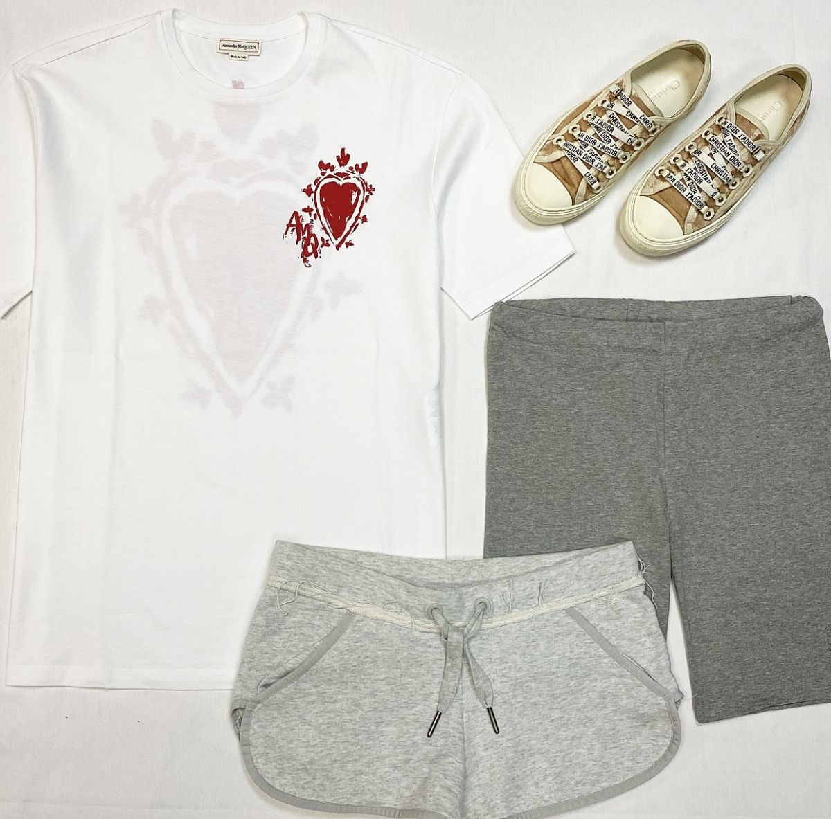 Футболка Alexander McQueen размер 38 цена 12 308 рубШорты Les Girls размер XS цена 4 616 рубШорты Adidas Stella McCartney размер XS цена 2 308 рубКеды Christian Dior размер 36.5 цена 23 078 руб