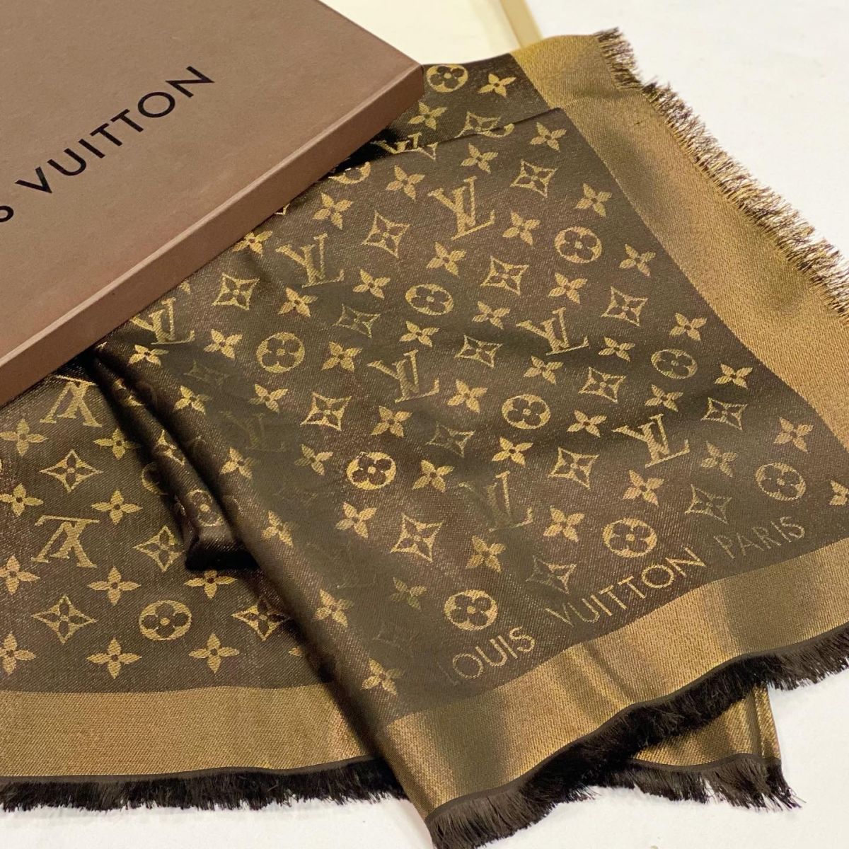 Палантин/люрекс/ LOUIS VUITTON  размер 140/140 цена 18 463 руб 