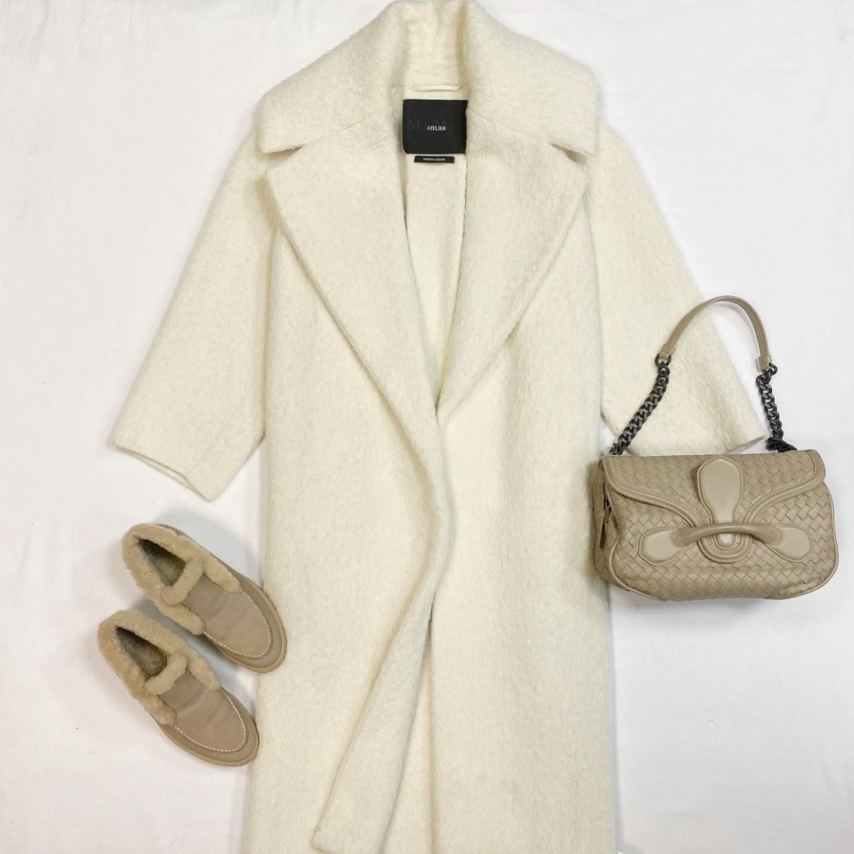 Пальто Max Mara размер 38 цена 30 770 рубЛоФеры 12Storeez размер 37 цена 9 231 рубСумка Bottega Veneta