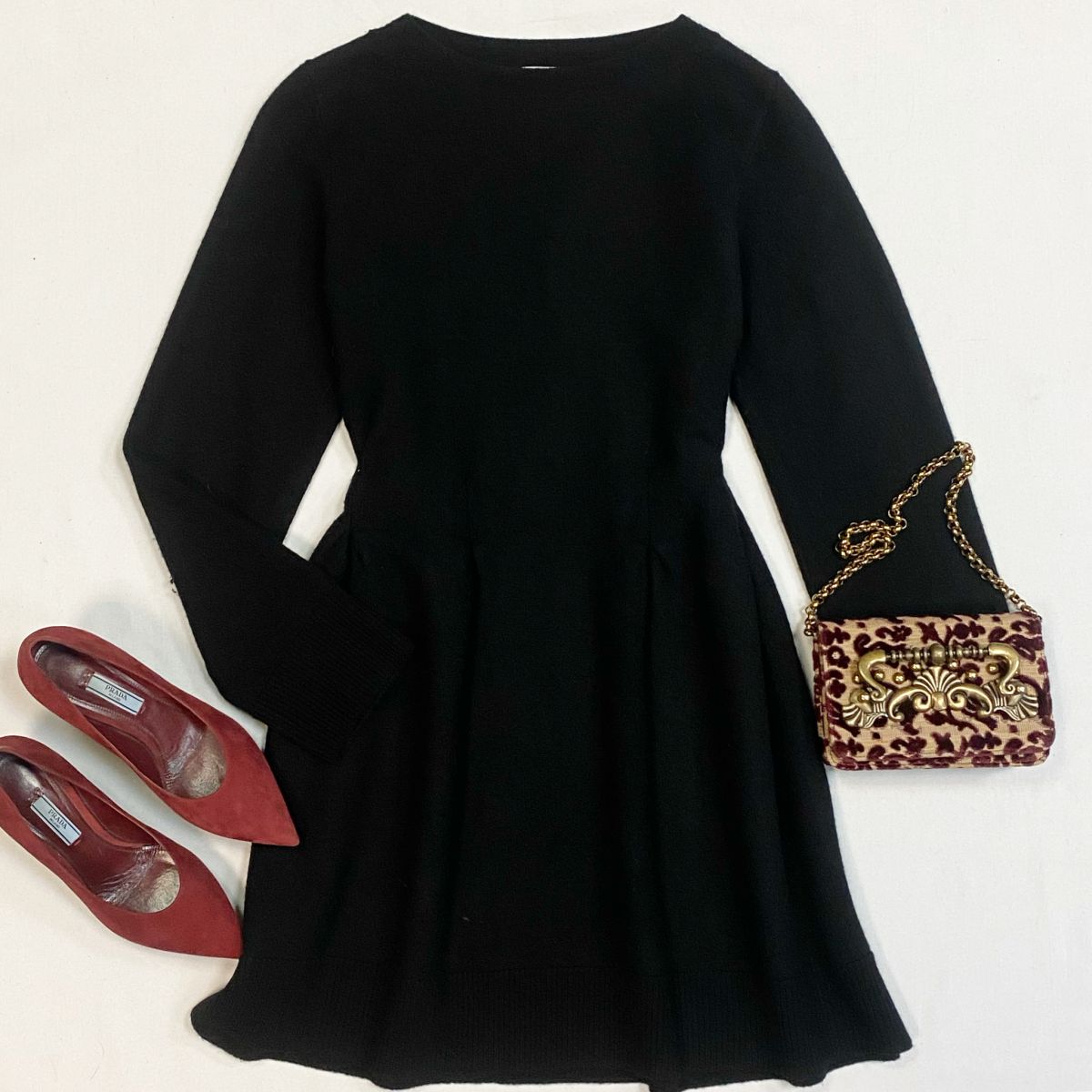 Платье Dries Van Noten размер M цена 10 770 рубТуфли Prada размер 37 цена 15 385 рубСумка Dolce Gabbana
