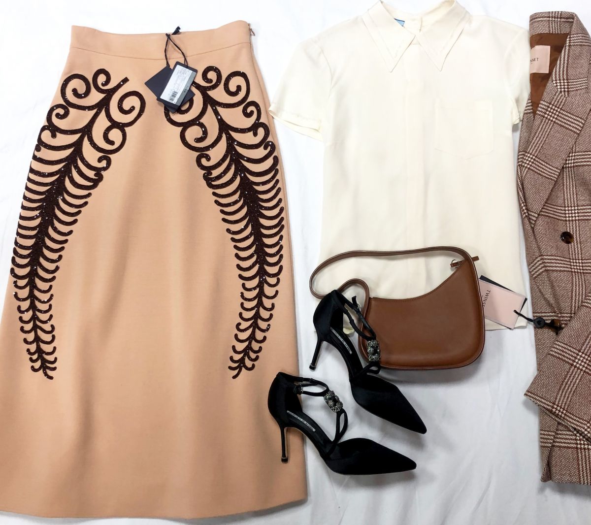 Рубашка Prada размер S цена 15 655 руб 
Юбка Prada размер 40 цена
78 275 руб /новая с ценником/ 
Туфли Manolo Blahnik размер 37.1/2 цена 46 965 руб 
Сумочка The Row 
Жакет TWIN SET