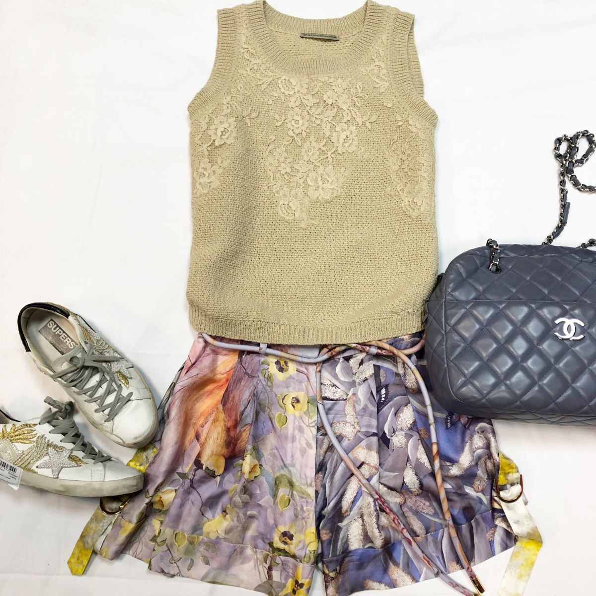 Жилет ERMANNO SCHERVINO размер 42 цена 10 770 руб 
Шорты Zimmerman размер 1 цена 10 770 руб 
Кеды GGBD размер 39 цена 13 847 руб 
Сумка Chanel