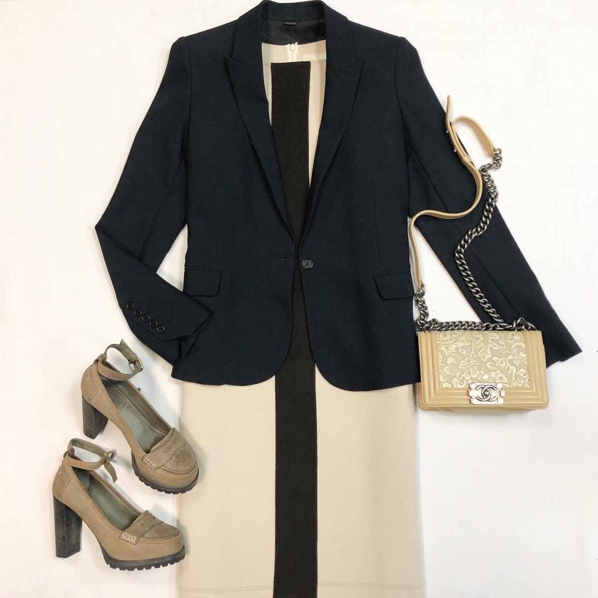 Жакет Zadig Voltaire размер 38 цена 9 231 рубПлатье Max Mara размер 44 цена 10 770 рубТуфли Brunello Cucinelli размер 36.5 цена 7 693 рубСумка Chanel