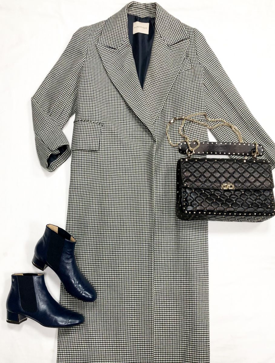 Пальто Autentiments размер 42 цена 23 483 руб
Ботинки Chanel размер 38 цена 31 310 руб
Сумка Valentino