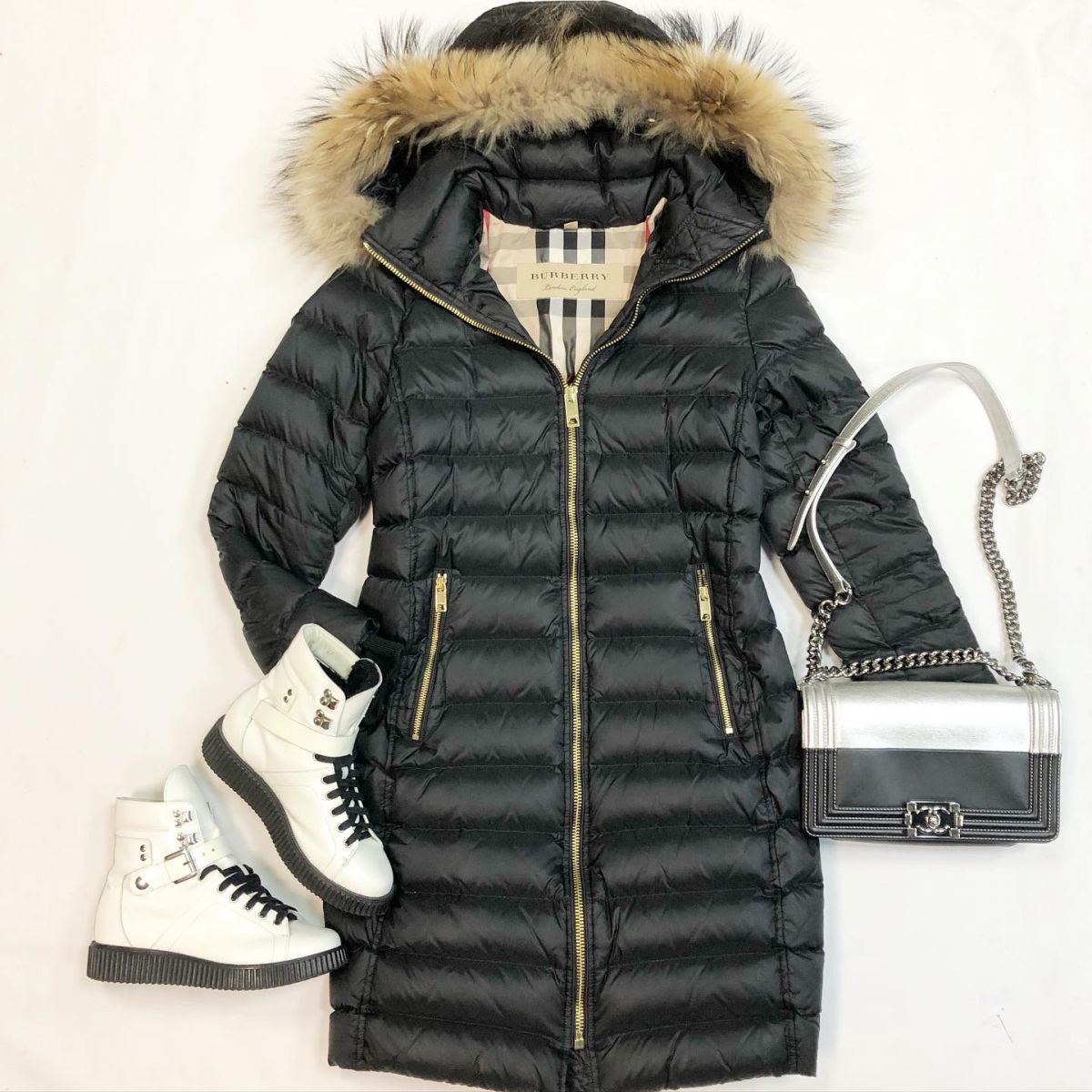 Пуховик Burberry размер M цена 23 078 рубБотинки Marc Cain размер 37 цена 7 693 рубСумка Chanel