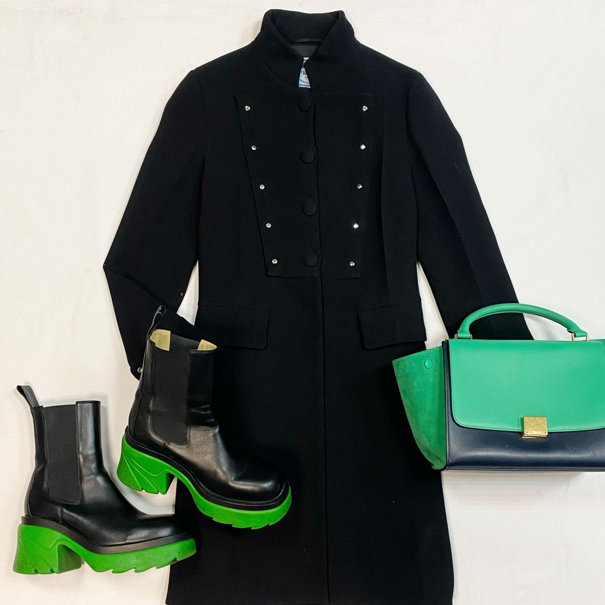 Пальто Prada размер 38 цена 23 078 рубБотинки Bottega Veneta размер 40 цена 27 693 рубСумка Celine