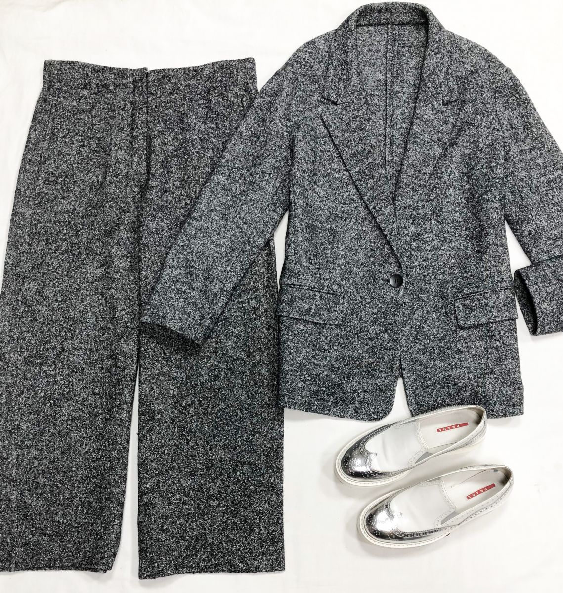 Костюм Massimo Dutti размер L цена 12 524 руб
Лоферы Prada размер 38.5 цена 15 655 руб