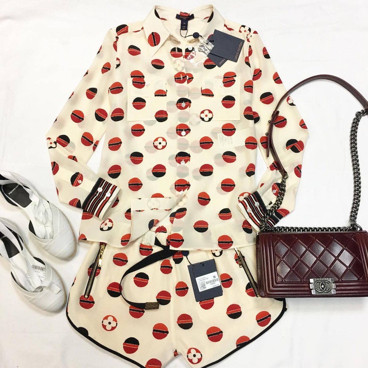 Костюм Louis Vuitton размер 36 цена 76 925 руб /с ценником/ Эспадрильи Hardi  размер 39 цена 12 308 руб Сумка Chanel 