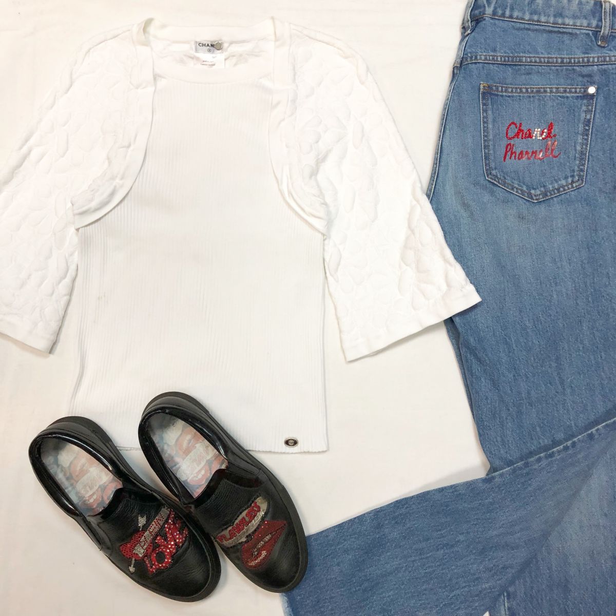 Кофта Chanel размер 36 цена 7 693 руб 
Джинсы Chanel размер 38 цена 46 155 руб 
Слипоны Philipp Plein размер 40 цена 10 770