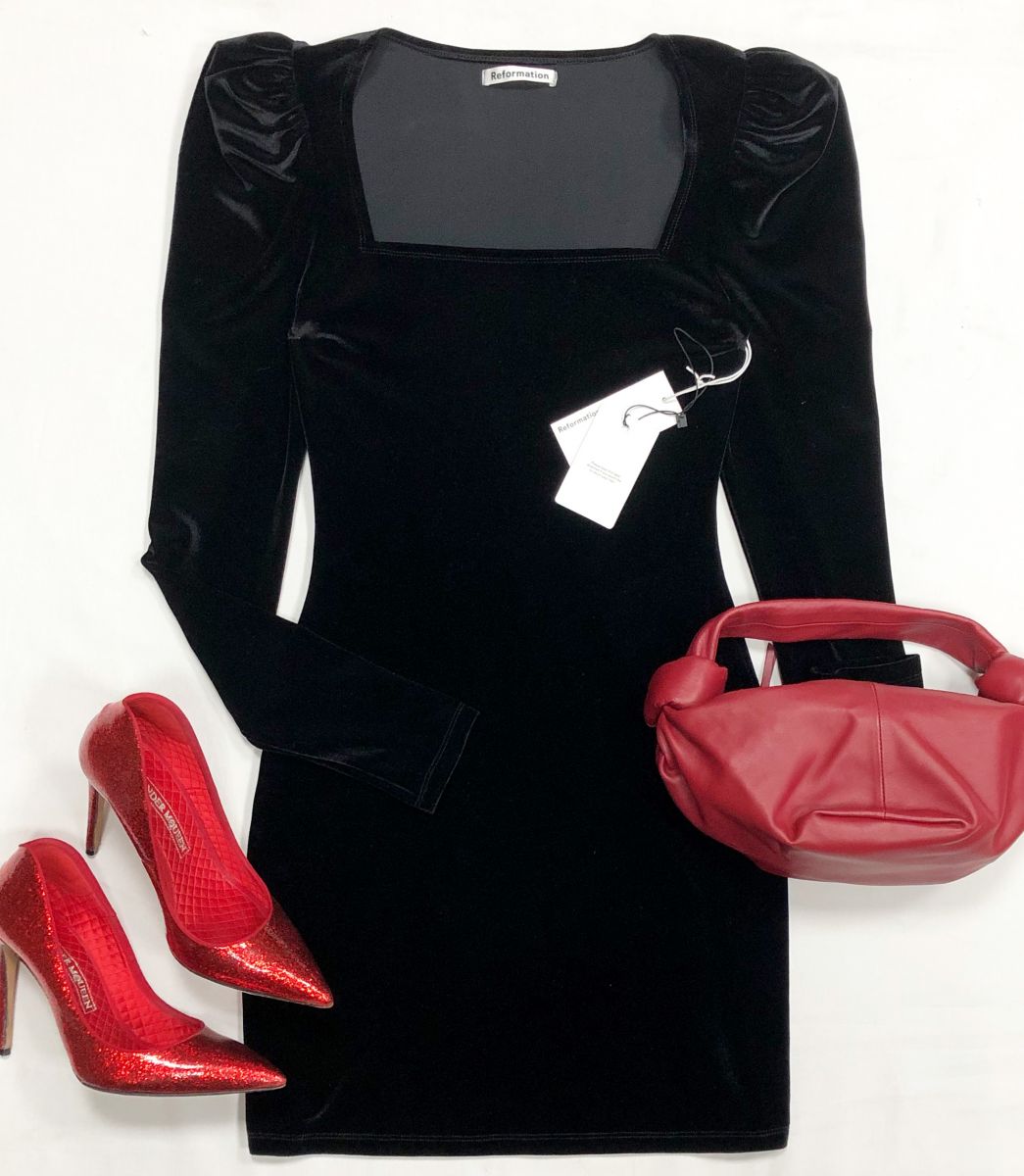 Платье/бархат/ Reformation размер XS цена 10 959 руб/с биркой/ 
Туфли Alexander McQueen размер 37 цена 15 655 руб
Сумочка BOTTEGA VENETTA