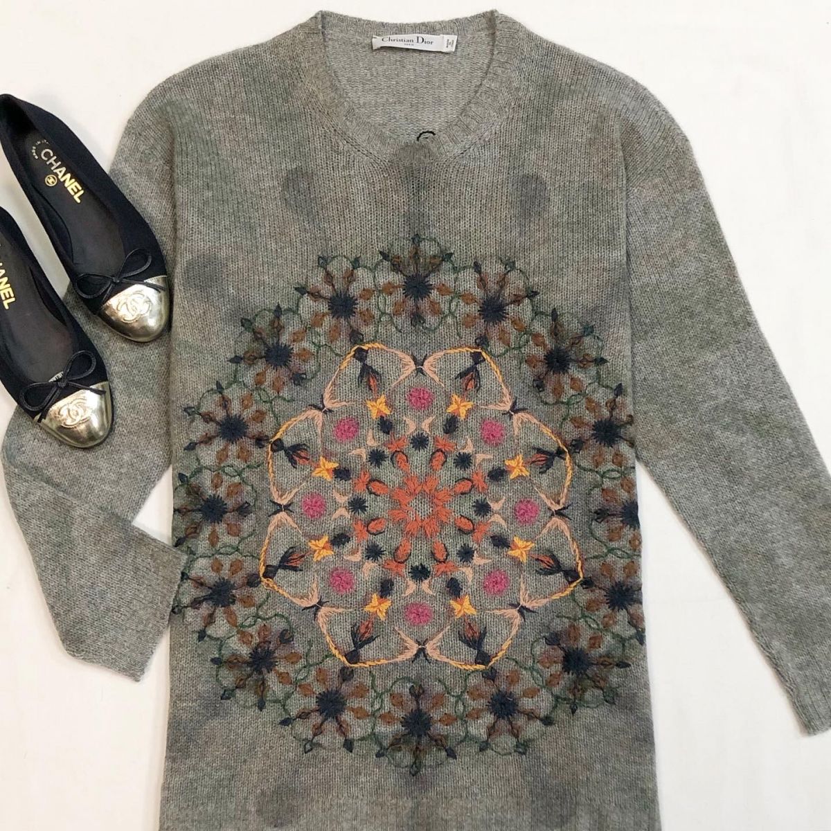 Кофта/вышивка/ Dior размер 36 цена 30 770 рубБалетки Chanel размер 35 цена 15 385 руб
