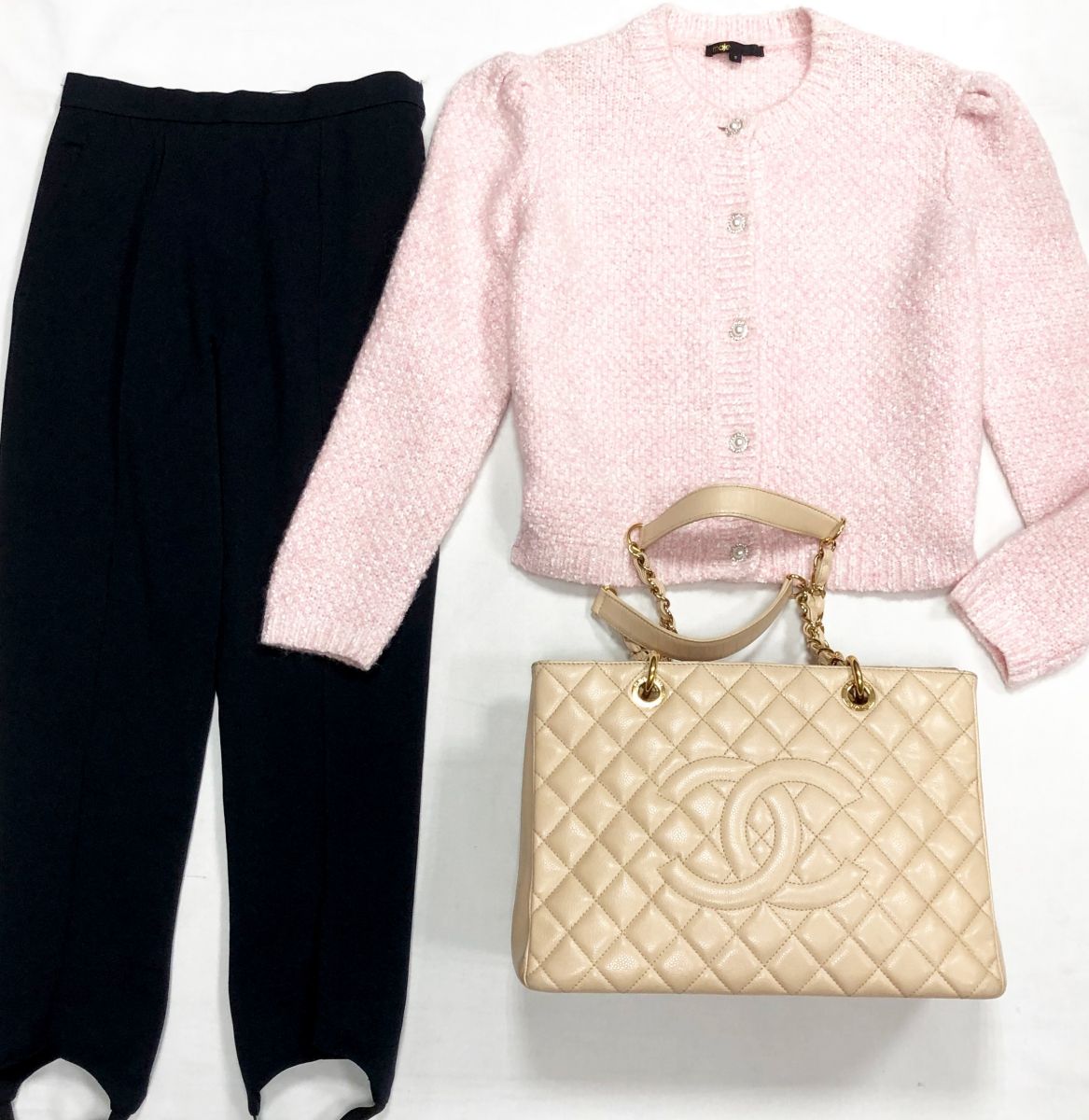 Брюки Hermes размер 38 цена 10 959 руб
Кардиган Maje размер 3 цена 15 655 руб
Сумка Chanel
 