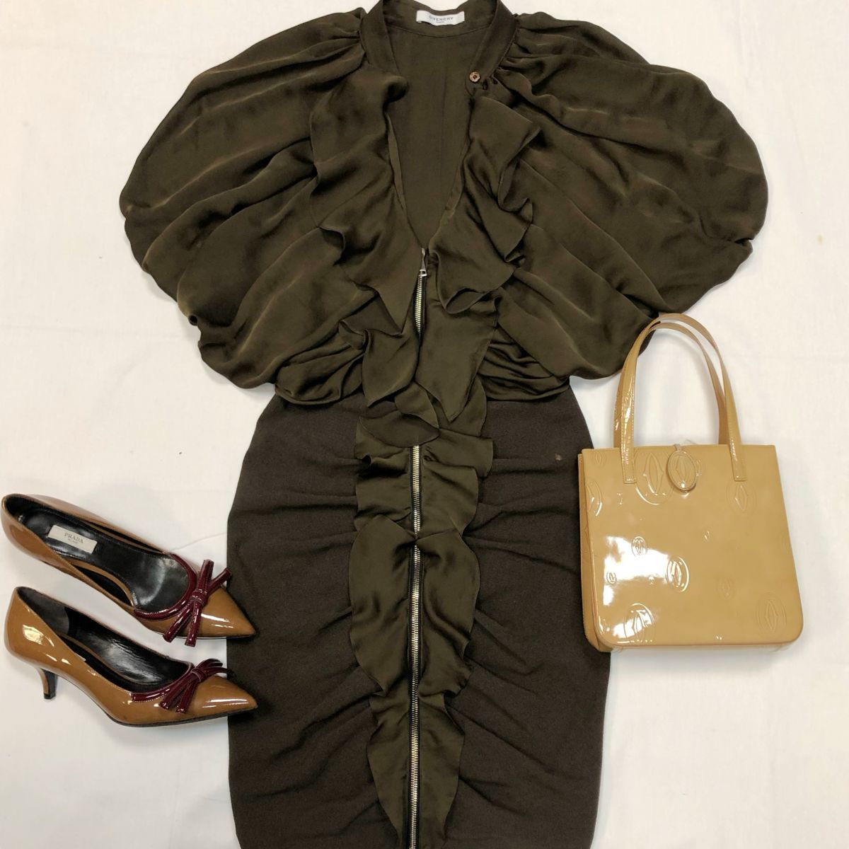 Платье /шёлк/ Givenchy размер 36 цена 13 847 руб Туфли Prada размер 37 цена 15 385 руб Сумка Cartier