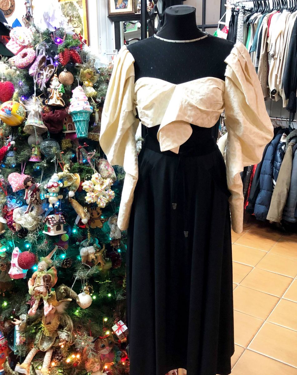 Топ Marianna Senchina размер M цена 12 524 руб
Юбка Ereda размер 40 цена 15 655 руб