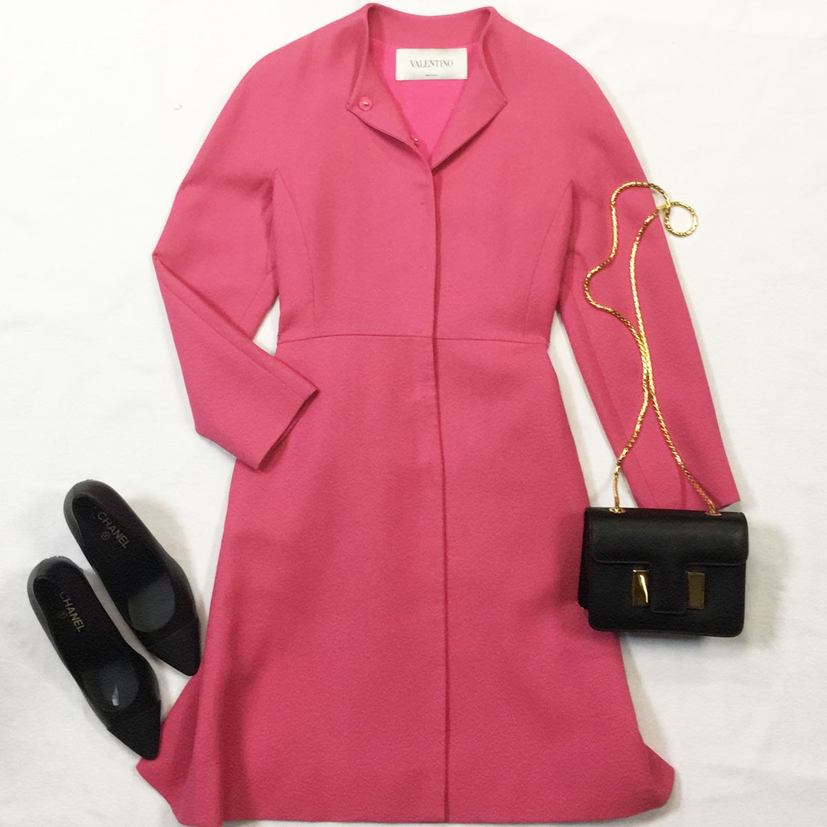 Пальто VALENTINO  размер 6 цена 15 385 рубТуфли CHANEL  размер 40 цена 23 078 рубСумка TOM FORD 