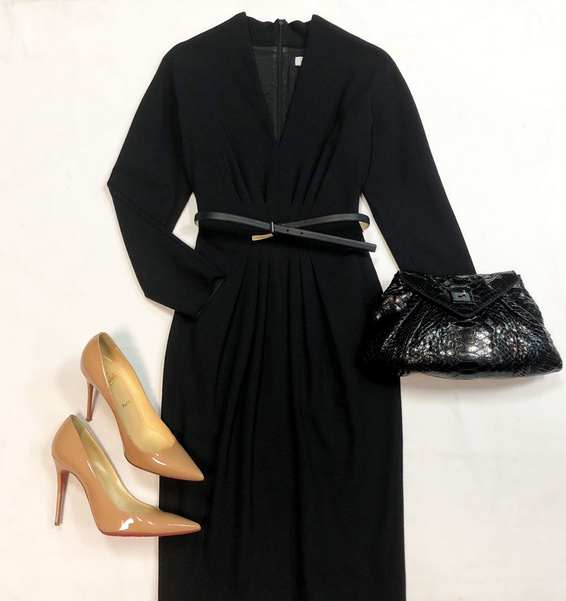 Платье Max Mara размер 38 цена 15 385 рубТуфли Louboutin размер 41 цена 10 770 рубКлатч Zagliani
