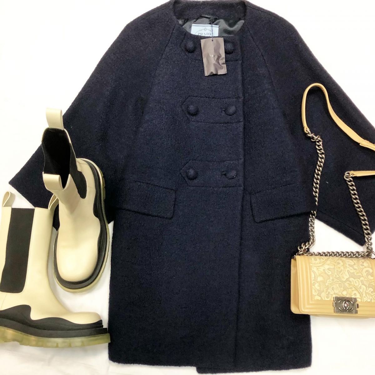 Пальто PRADA размер 42 цена 46 155 руб /с ценником/ Ботинки BOTTEGA VENETA размер 40 цена 49 000 руб Сумочка CHANEL
