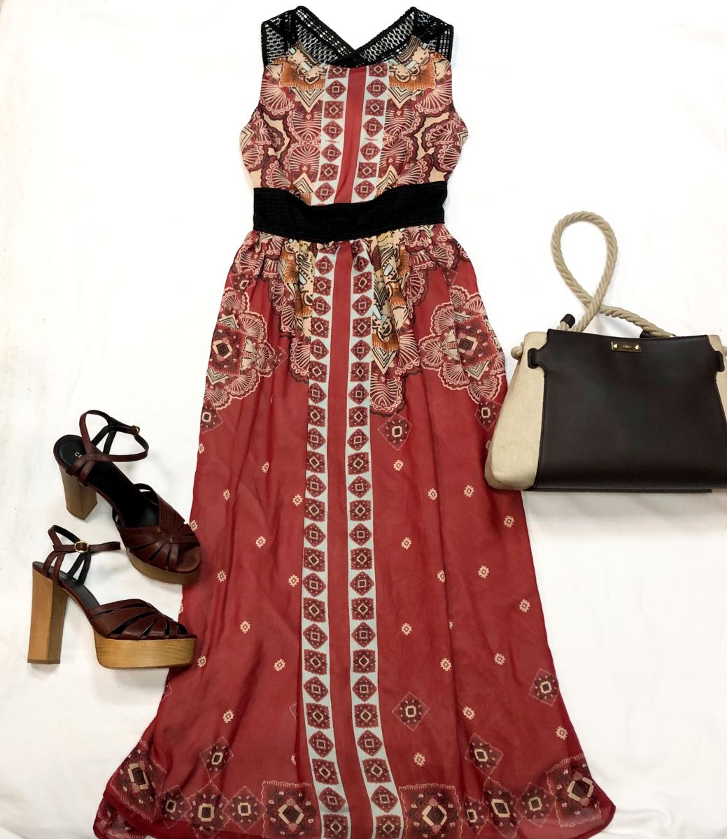 Платье ATOS LOMBARGINI размер 40 цена 7 693 руб /с ценником/ 
Босоножки CELINE размер 40 цена 26 155 руб 
Сумка CHLOE