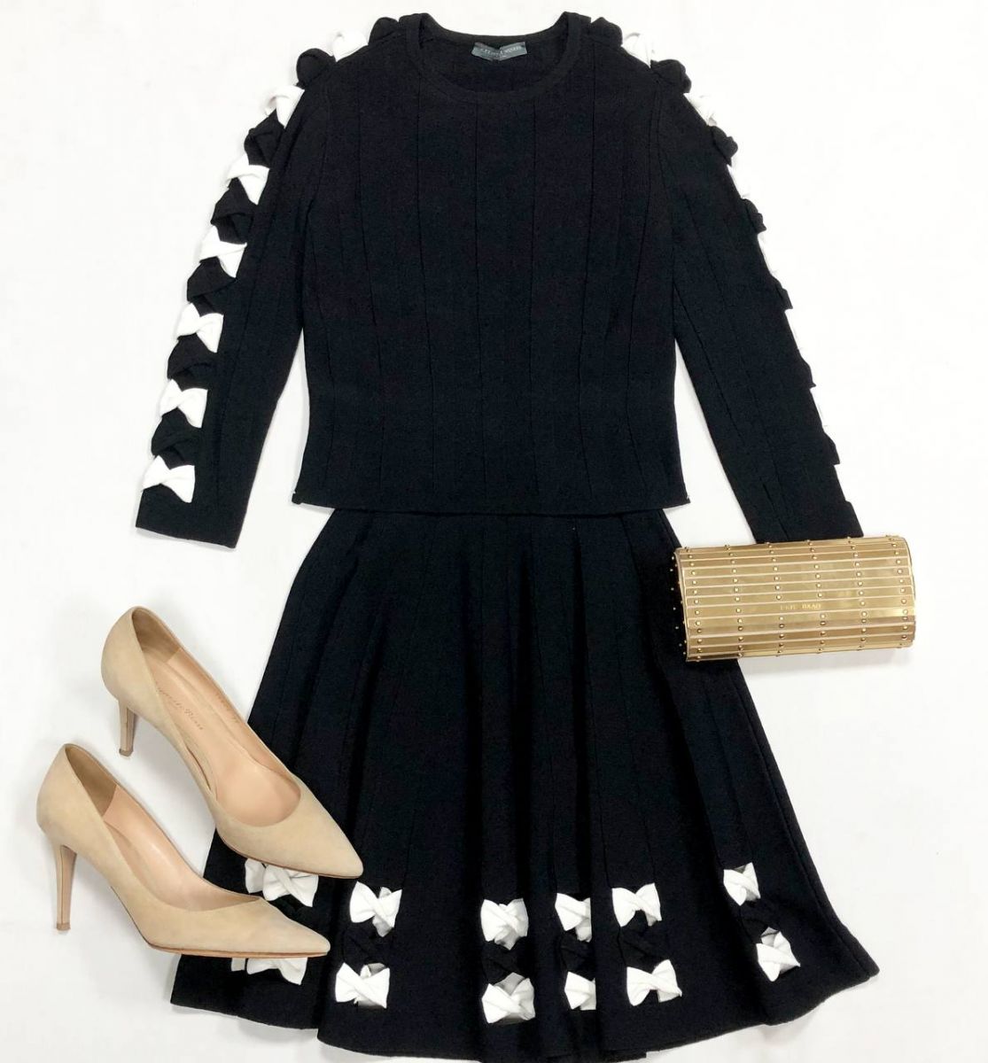 Костюм Alexander McQueen размер 38 цена 15 385 руб
Туфли Gianvito Rossi размер 39 цена 12 308 руб
Клатч Elie Saab