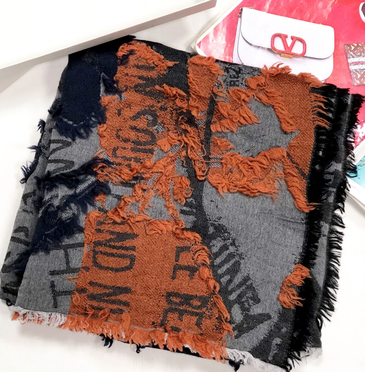 Платок Vivien Westwood цена 10 959 руб
