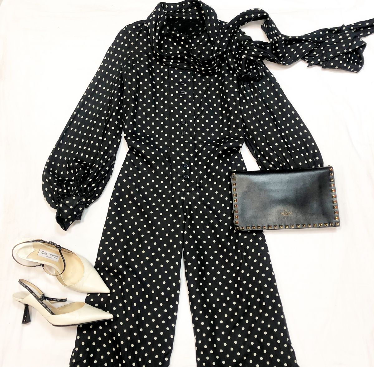 Комбинезон /шелк/ цена 7 693 руб 
Туфли Jimmy Choo размер 39.5 цена 15 385 руб 
Клатч Valentino