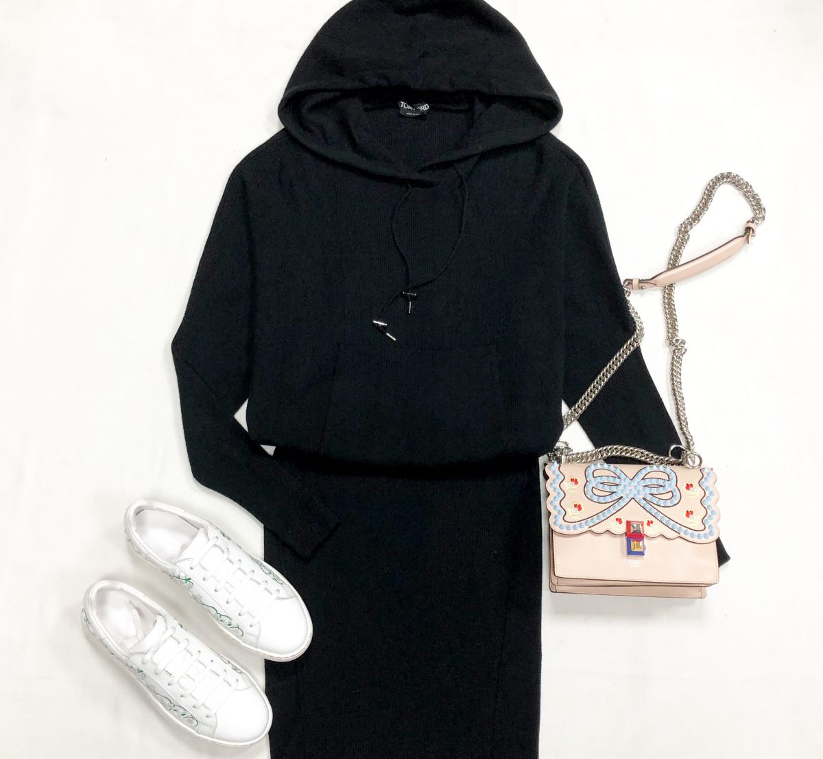 Платье Tom Ford размер XS цена 38 463 рубКеды MONCLER размер 40 цена 18 462 рубСумка Fendi