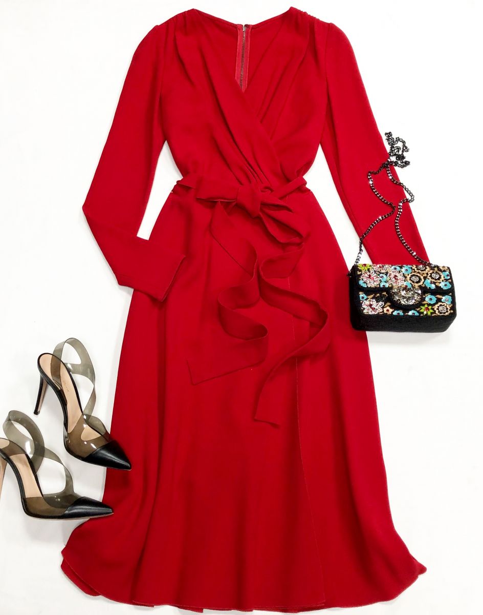 Платье  Dolce Gabbana размер 42 цена 23 483 руб
Босоножки Gianvito Rossi размер 39 цена 46 965 руб
Сумочка/ бисер/ Ottaviani